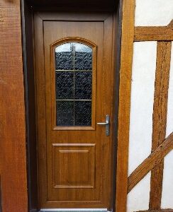 Porte d'entrer en bois lisse verni et en vitre