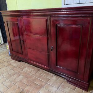 Armoire en bois en bois rouge de taille moyenne