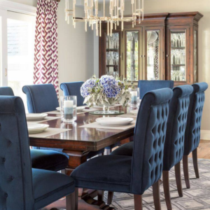 Salle à manger avec (08) de couleur bleue et une longue table en bois