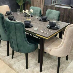 Salle à manger avec (06) chaises de couleurs variées et une table en bois sombre