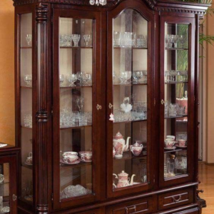 Armoire haut de gamme en bois avec les fenêtres et étagères en vitre