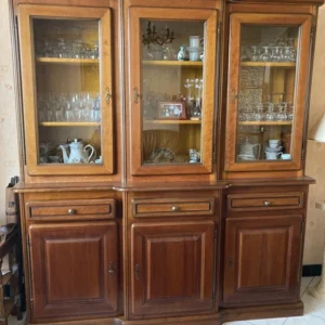 Armoire en bois jaune avec fenêtres vitrées