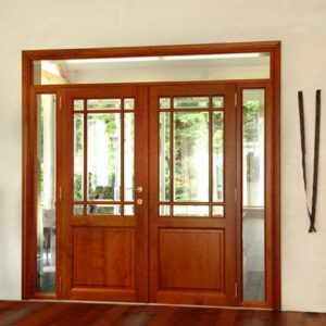 Porte à 2 volets, en bois lisse verni et vitre