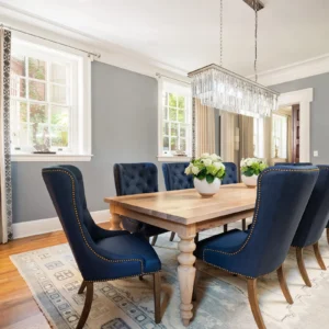 Salle à manger avec (08) chaises de couleur bleue et une longue table en bois rare
