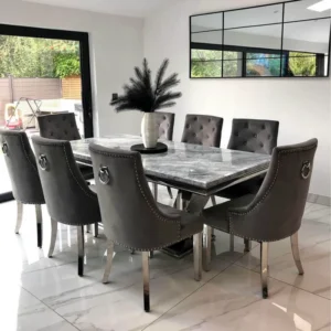 Salle à manger avec (08) chaises de couleur noire et une longue table en verre trempé